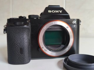 Sony A7 + cargador triple con 3 baterías