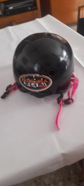 Casco con protecciones y bolsa patines.