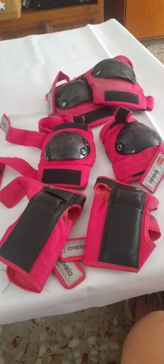 Casco con protecciones y bolsa patines.