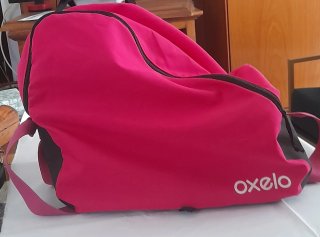 Casco con protecciones y bolsa patines.
