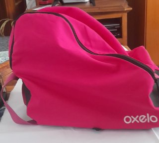 Casco con protecciones y bolsa patines.