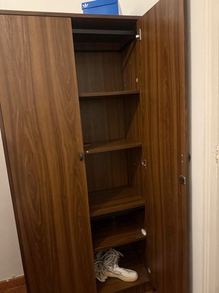 Armario alto madera con baldas y barra