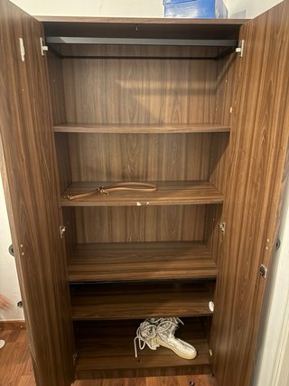 Armario alto madera con baldas y barra
