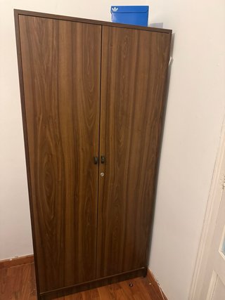 Armario alto madera con baldas y barra