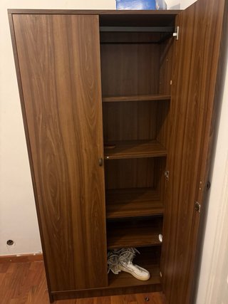 Armario alto madera con baldas y barra