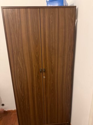 Armario alto madera con baldas y barra