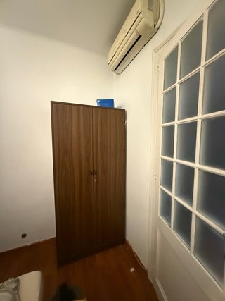 Armario alto madera con baldas y barra