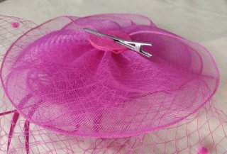Tocado de fiesta con velo y plumas