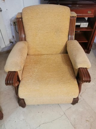 Sofá y 2 sillones de tela y madera