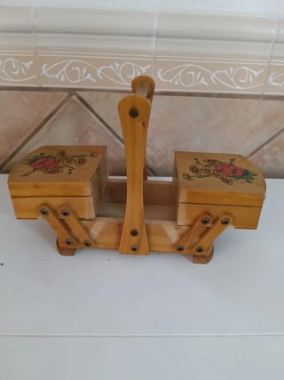 Costurero vintage de madera con flores