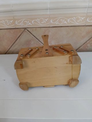 Costurero vintage de madera con flores