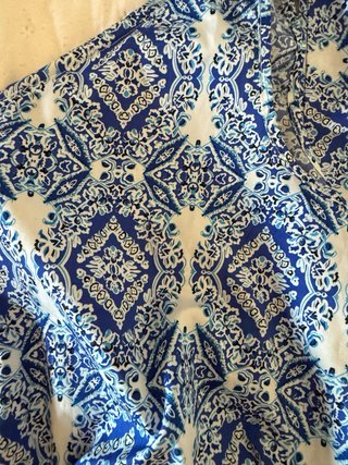 Top estampado azul y blanco
