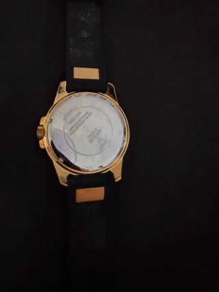Reloj Guess Frontier Dorado y Negro