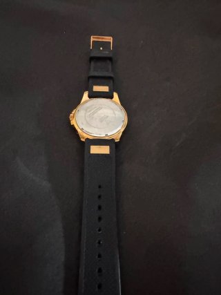 Reloj Guess Frontier Dorado y Negro