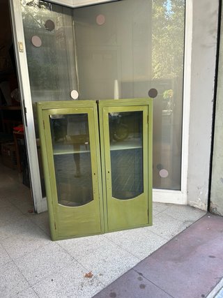 Mueble vitrina verde madera