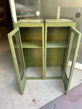 Mueble vitrina verde madera