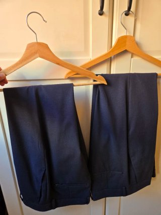 Traje azul Mango con dos pantalones