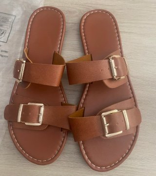 Sandalias planas marrones con hebillas