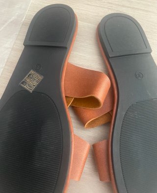 Sandalias planas marrones con hebillas