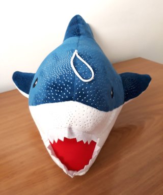 Peluche Tiburón Azul con Puntos Billantes