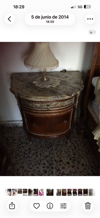 Mesitas antiguas de mármol y madera