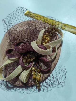 Tocado de fiesta beige y marrón