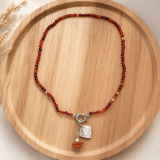 Collar de piedras rojas y colgante