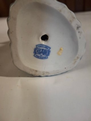 Muñeca de porcelana con bolso