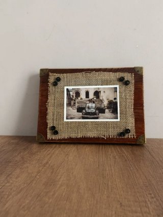Cornice in legno con juta