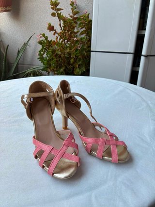 Sandalias doradas y negras tacón