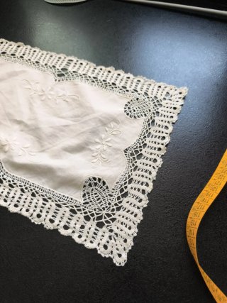 Tapete de tela beige y blanco