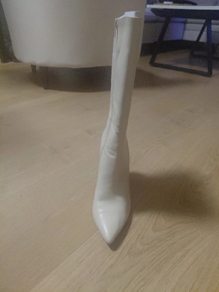 Botas blancas de tacón, un poco mas alto botin.
