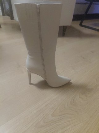 Botas blancas de tacón, un poco mas alto botin.