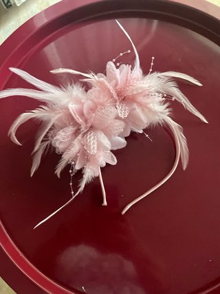 Tocado malva flores y plumas