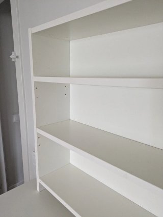 Estantería blanca de madera