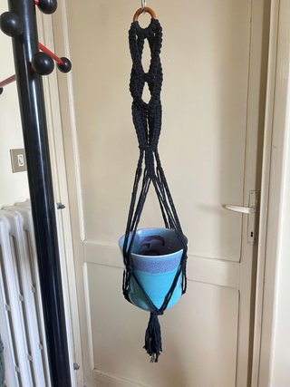 Portavasos Macramè Nero con Anello Legno