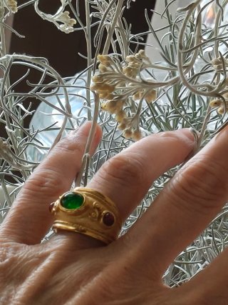 Anillo Dorado Mate Etrusco Cabujones firmado