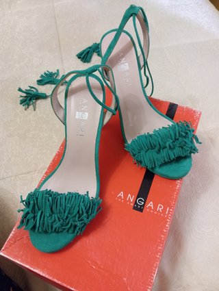 Zapatos de tacón verde con flecos