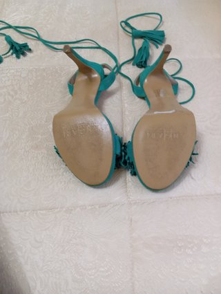 Zapatos de tacón verde con flecos