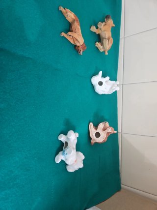 Lote 5 figuras perros (3 porcelana, 2 madera)