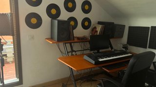 Mesa estudio/producción musical naranja