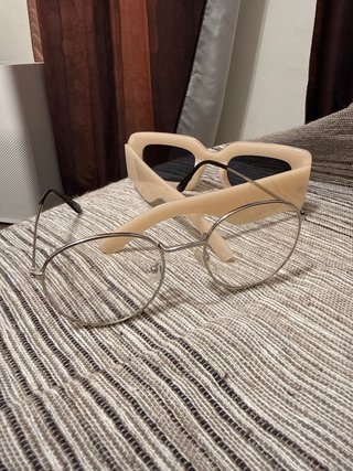Gafas de sol retro beige y redondas plateadas