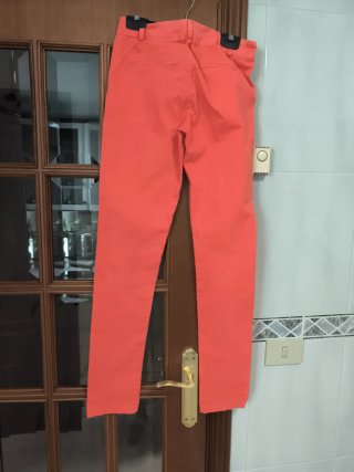 Pantalón naranja es elástico