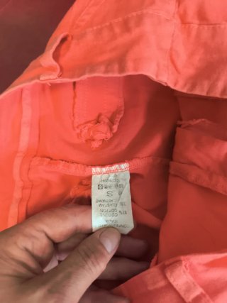 Pantalón naranja es elástico