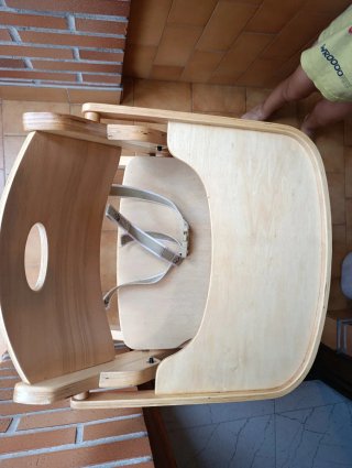 Trona de madera con bandeja