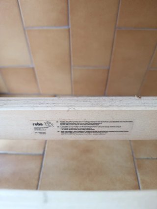 Trona de madera con bandeja
