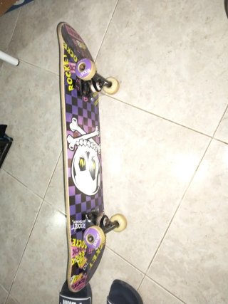 Skate Rocket con diseño de calavera