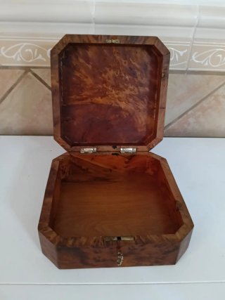 Caja de madera exótica-oriental con incrustaciones