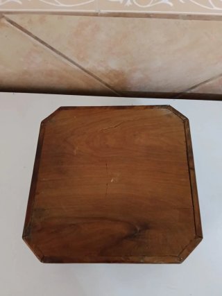 Caja de madera exótica-oriental con incrustaciones