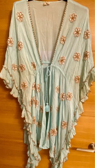 Poncho de playa azul con detalles dorados